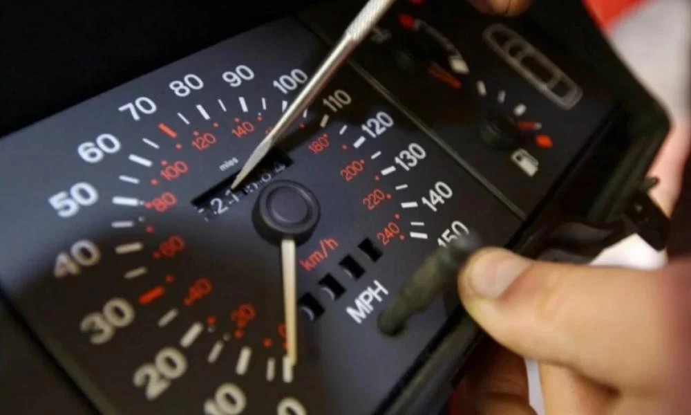 Θεσσαλονίκη: Πρόστιμο μόλις 20.000 ευρώ παρότι "πείραξε" χιλιόμετρα σε 200 αυτοκίνητα